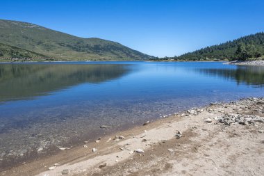 Belmeken Barajı 'nın İnanılmaz Yaz manzarası, Rila Dağı, Bulgaristan