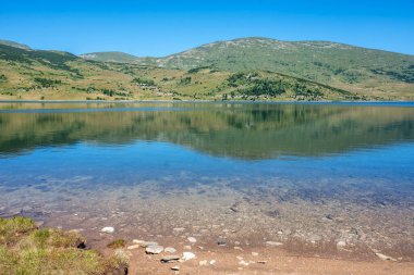 Belmeken Barajı 'nın İnanılmaz Yaz manzarası, Rila Dağı, Bulgaristan