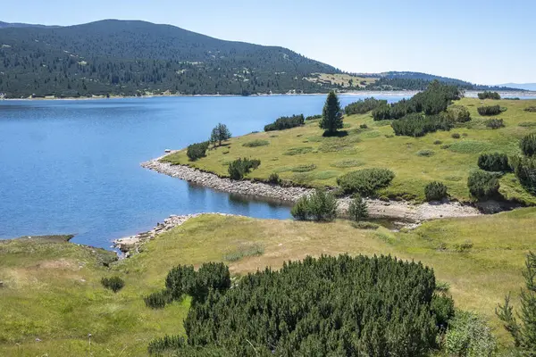 Belmeken Barajı 'nın İnanılmaz Yaz manzarası, Rila Dağı, Bulgaristan