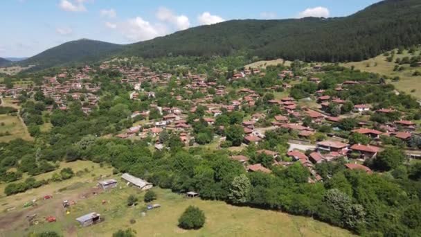Widok Lotu Ptaka Wsi Zheravna Dziewiętnastowiecznymi Domami Obwód Sliven Bułgaria — Wideo stockowe