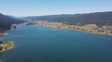 Bulgaristan 'ın Pazardzhik bölgesindeki Sarnitsa kasabası yakınlarındaki Dospat Barajı' nın Havadan Yaz manzarası