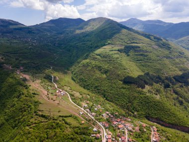 Bulgaristan 'ın Balkan Dağları' nın Bov köyü yakınlarındaki İskar boğazının şaşırtıcı hava manzarası