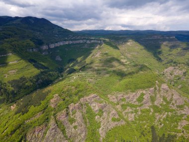 Bulgaristan 'ın Balkan Dağları' nın Bov köyü yakınlarındaki İskar boğazının şaşırtıcı hava manzarası
