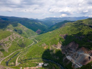 Bulgaristan 'ın Balkan Dağları' nın Bov köyü yakınlarındaki İskar boğazının şaşırtıcı hava manzarası