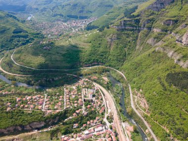 Bulgaristan 'ın Balkan Dağları' nın Bov köyü yakınlarındaki İskar boğazının şaşırtıcı hava manzarası