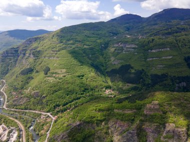 Bulgaristan 'ın Balkan Dağları' nın Bov köyü yakınlarındaki İskar boğazının şaşırtıcı hava manzarası