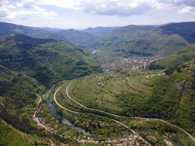Bulgaristan 'ın Balkan Dağları' nın Bov köyü yakınlarındaki İskar boğazının şaşırtıcı hava manzarası