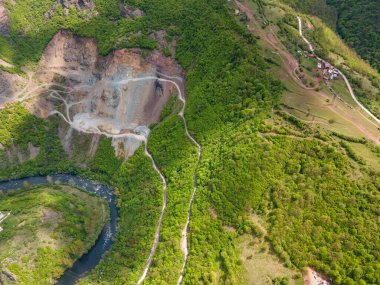 Bulgaristan 'ın Balkan Dağları' nın Bov köyü yakınlarındaki İskar boğazının şaşırtıcı hava manzarası
