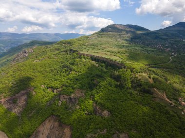 Bulgaristan 'ın Balkan Dağları' nın Bov köyü yakınlarındaki İskar boğazının şaşırtıcı hava manzarası