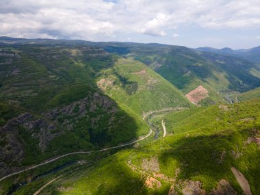 Bulgaristan 'ın Balkan Dağları' nın Bov köyü yakınlarındaki İskar boğazının şaşırtıcı hava manzarası