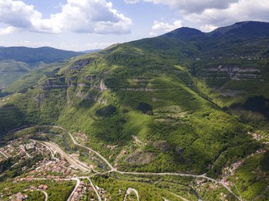 Bulgaristan 'ın Balkan Dağları' nın Bov köyü yakınlarındaki İskar boğazının şaşırtıcı hava manzarası