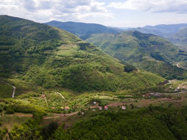 Bulgaristan 'ın Balkan Dağları' nın Bov köyü yakınlarındaki İskar boğazının şaşırtıcı hava manzarası