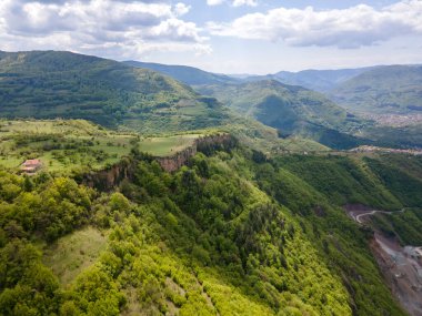 Bulgaristan 'ın Balkan Dağları' nın Bov köyü yakınlarındaki İskar boğazının şaşırtıcı hava manzarası