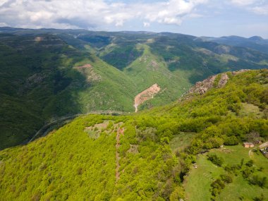 Bulgaristan 'ın Balkan Dağları' nın Bov köyü yakınlarındaki İskar boğazının şaşırtıcı hava manzarası