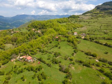 Bulgaristan 'ın Balkan Dağları' nın Bov köyü yakınlarındaki İskar boğazının şaşırtıcı hava manzarası