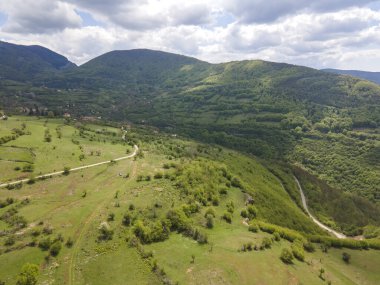Bulgaristan 'ın Balkan Dağları' nın Bov köyü yakınlarındaki İskar boğazının şaşırtıcı hava manzarası