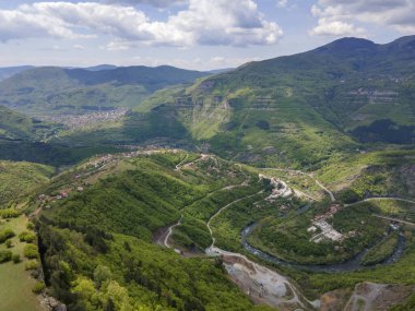 Bulgaristan 'ın Balkan Dağları' nın Bov köyü yakınlarındaki İskar boğazının şaşırtıcı hava manzarası
