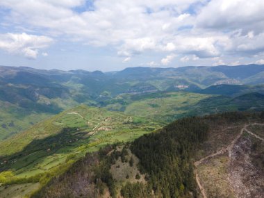 Bulgaristan 'ın Balkan Dağları' nın Bov köyü yakınlarındaki İskar boğazının şaşırtıcı hava manzarası