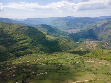 Bulgaristan 'ın Balkan Dağları' nın Bov köyü yakınlarındaki İskar boğazının şaşırtıcı hava manzarası