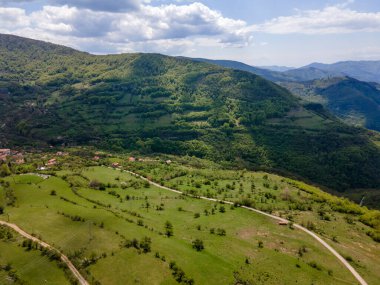 Bulgaristan 'ın Balkan Dağları' nın Bov köyü yakınlarındaki İskar boğazının şaşırtıcı hava manzarası