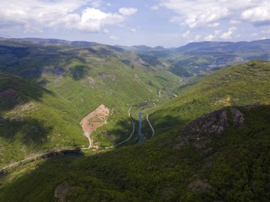 Bulgaristan 'ın Balkan Dağları' nın Bov köyü yakınlarındaki İskar boğazının şaşırtıcı hava manzarası