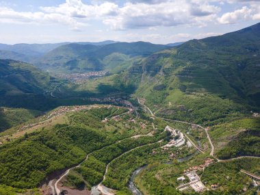 Bulgaristan 'ın Balkan Dağları' nın Bov köyü yakınlarındaki İskar boğazının şaşırtıcı hava manzarası