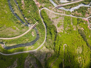 Bulgaristan 'ın Balkan Dağları' nın Bov köyü yakınlarındaki İskar boğazının şaşırtıcı hava manzarası