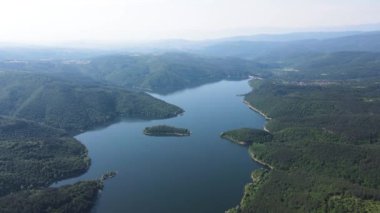 Topolnitsa Reservoir, Sredna Gora Dağı, Bulgaristan 'ın yay manzarası