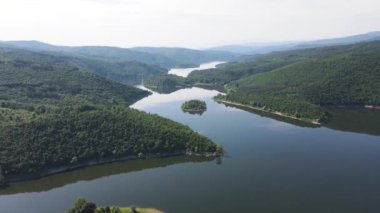 Topolnitsa Reservoir, Sredna Gora Dağı, Bulgaristan 'ın yay manzarası
