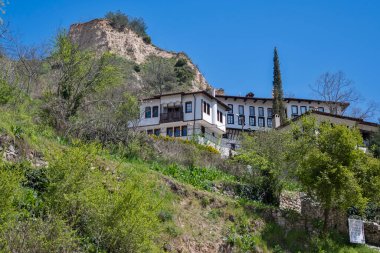 MELNIK, BULGARIA - 13 Nisan 2023: Bulgaristan 'ın Blagoevgrad bölgesindeki Melnik kasabasındaki tipik sokak ve eski evler