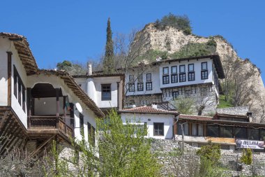 MELNIK, BULGARIA - 13 Nisan 2023: Bulgaristan 'ın Blagoevgrad bölgesindeki Melnik kasabasındaki tipik sokak ve eski evler