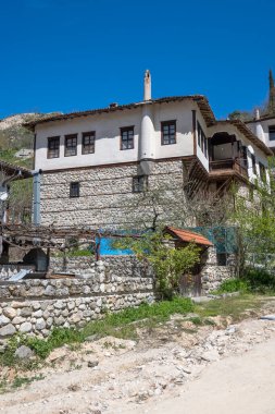 MELNIK, BULGARIA - 13 Nisan 2023: Bulgaristan 'ın Blagoevgrad bölgesindeki Melnik kasabasındaki tipik sokak ve eski evler