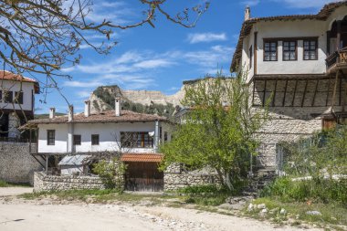 MELNIK, BULGARIA - 13 Nisan 2023: Bulgaristan 'ın Blagoevgrad bölgesindeki Melnik kasabasındaki tipik sokak ve eski evler