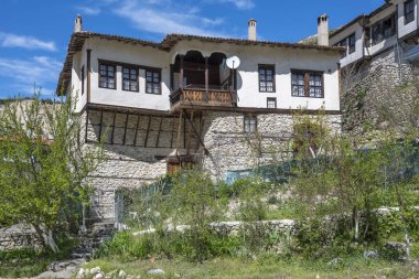 MELNIK, BULGARIA - 13 Nisan 2023: Bulgaristan 'ın Blagoevgrad bölgesindeki Melnik kasabasındaki tipik sokak ve eski evler