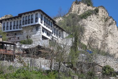 MELNIK, BULGARIA - 13 Nisan 2023: Bulgaristan 'ın Blagoevgrad bölgesindeki Melnik kasabasındaki tipik sokak ve eski evler