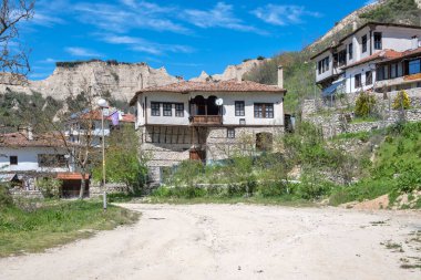 MELNIK, BULGARIA - 13 Nisan 2023: Bulgaristan 'ın Blagoevgrad bölgesindeki Melnik kasabasındaki tipik sokak ve eski evler