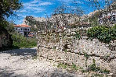 MELNIK, BULGARIA - 13 Nisan 2023: Bulgaristan 'ın Blagoevgrad bölgesindeki Melnik kasabasındaki tipik sokak ve eski evler