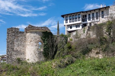 MELNIK, BULGARIA - 13 Nisan 2023: Bulgaristan 'ın Blagoevgrad bölgesindeki Melnik kasabasındaki tipik sokak ve eski evler