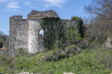 MELNIK, BULGARIA - 13 Nisan 2023: Bulgaristan 'ın Blagoevgrad bölgesindeki Melnik kasabasındaki tipik sokak ve eski evler