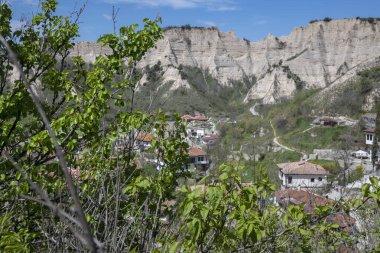 MELNIK, BULGARIA - 13 Nisan 2023: Bulgaristan 'ın Blagoevgrad bölgesindeki Melnik kasabasındaki tipik sokak ve eski evler