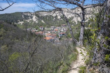 MELNIK, BULGARIA - 13 Nisan 2023: Bulgaristan 'ın Blagoevgrad bölgesindeki Melnik kasabasındaki tipik sokak ve eski evler