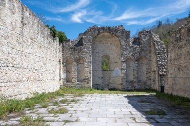 MELNIK, BULGARIA - 13 Nisan 2023: Bulgaristan 'ın Blagoevgrad bölgesindeki Melnik kasabasındaki tipik sokak ve eski evler