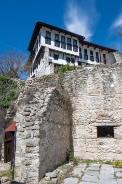 MELNIK, BULGARIA - 13 Nisan 2023: Bulgaristan 'ın Blagoevgrad bölgesindeki Melnik kasabasındaki tipik sokak ve eski evler