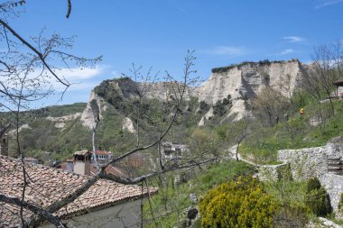 MELNIK, BULGARIA - 13 Nisan 2023: Bulgaristan 'ın Blagoevgrad bölgesindeki Melnik kasabasındaki tipik sokak ve eski evler