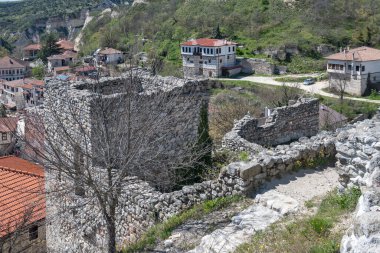 MELNIK, BULGARIA - 13 Nisan 2023: Bulgaristan 'ın Blagoevgrad bölgesindeki Melnik kasabasındaki tipik sokak ve eski evler