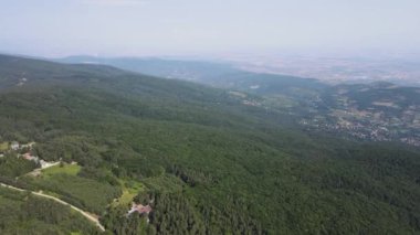 Bulgaristan 'ın Filibe Bölgesi, Rhodopes Dağı' ndaki Koprivkite bölgesinin havadan yaz manzarası