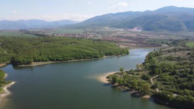 Bulgaristan 'ın Filibe Bölgesi' nin Asenovgrad kenti yakınlarındaki Kırk Springs Reservoir Havacılık Manzarası