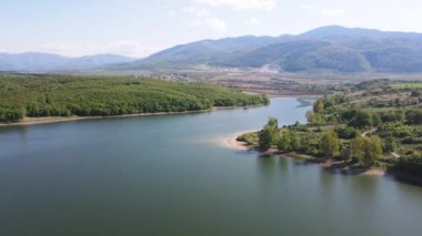 Bulgaristan 'ın Filibe Bölgesi' nin Asenovgrad kenti yakınlarındaki Kırk Springs Reservoir Havacılık Manzarası