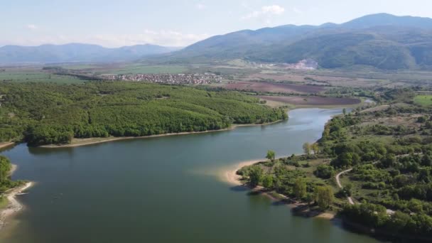 ブルガリアプロヴディフ州アセノフグラード町近くの40の温泉貯水池の空中春の景色 — ストック動画