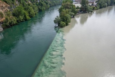 GENEVA, SWitzERLAND - 20 Haziran 2023: Rhone Nehri ve İsviçre 'nin şaşırtıcı manzarası